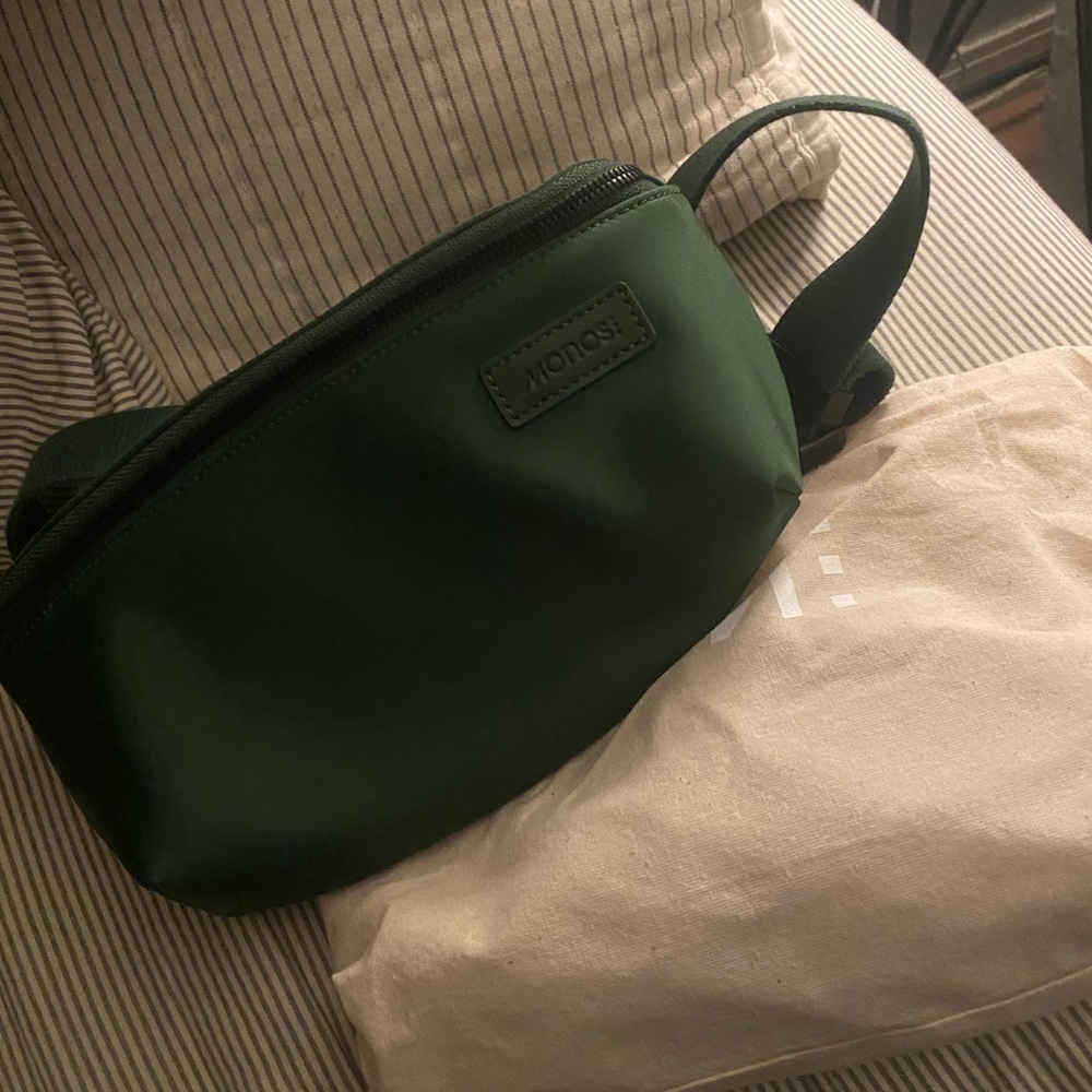 Monos crossbody